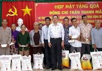 Chủ tịch Trần Thanh Mẫn tặng quà cho hộ nghèo tại Sóc Trăng