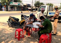 Gia Lai: Phạt 16 người ra đường không đeo khẩu trang