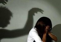 Nghi bị cha dượng hiếp dâm, một cháu bé được can thiệp khẩn