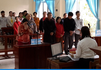 Người phụ nữ xúc động ôm ân nhân khi được trả tự do tại tòa