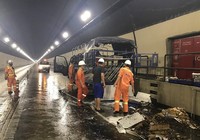 Xe tải bốc cháy trong hầm Hải Vân, tài xế hoảng loạn