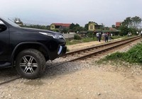 Tàu hỏa đâm xe tải, tài xế văng ra, xe lao xuống nước