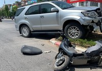Va chạm xe biển xanh với xe máy điện, cô gái phải cấp cứu