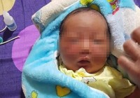 Bé gái sơ sinh bị bỏ rơi trong đêm tối