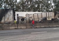 Tránh hiện trường tai nạn, xe container đâm xe tải, bốc cháy