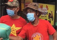 Bao gạo nghĩa tình của anh em CĐV Việt Nam tặng bà con nghèo