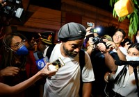 Ronaldinho rời nhà tù và bị nhốt trong khách sạn sang trọng
