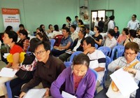 Sàn giao dịch việc làm đông nghịt người tìm việc