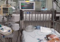 Bé 3 tháng nguy kịch vì uống sữa non trộn với sữa mẹ