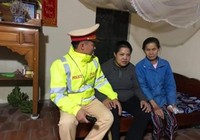 CSGT xuyên đêm rét đưa người phụ nữ lang thang về quê ăn Tết