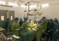 Bác sĩ hai bệnh viện cứu mẹ con sản phụ bị xuất huyết ồ ạt