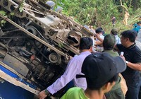 Xe chở 39 khách lao xuống vực, ít nhất 5 người chết