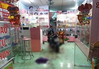Đến tiệm chém trọng thương vợ cũ vì bị chặn đánh