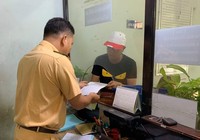 CSGT làm đêm để giải quyết hồ sơ trước Tết cho dân