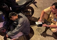 Thanh niên say xỉn, ôm gần 40 triệu ngủ quên trên đường