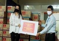 Hoa hậu Khánh Vân giản dị xuống phường tặng quà cho dân