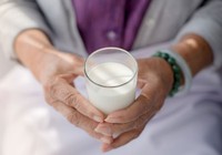 Có nên uống sữa trước khi đi ngủ?