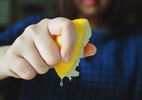 Điều đáng sợ có thể xảy ra nếu bạn uống quá nhiều nước chanh