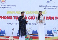 Á hậu Thúy Vân về trường cũ xem diễn Nguyễn Thị Minh Khai