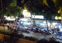 Clip: Quán nhậu dựng xe tràn ra đường Phạm Văn Đồng