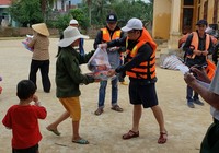 Toàn bộ người dân thôn Hà Sơn và Khe Zét lên nóc nhà tránh lũ