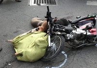 2 xe máy tông nhau, nhiều xác chó văng ra đường