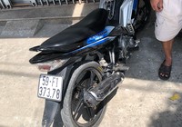 Giật đồ bất thành, hai tên cướp bỏ xe, chạy thoát thân