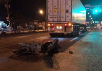 Xe máy tông vào đuôi container, 1 người tử vong, 1 nguy kịch