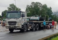 Người đàn ông bị cuốn vào gầm container khi sang đường