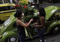 Chiếc xe con bọ đời 1969 cưu mang phụ nữ