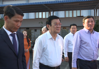 Nguyên chủ tịch nước thăm và tặng quà tại BX Miền Tây