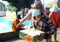 Video: Phát quà cho người bán vé số ở Bình Dương
