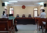 Xử vụ thầy giáo cho học trò diễn cảnh nóng kiện trường