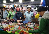 TP.HCM: Hàng ngàn công nhân tham gia phiên chợ nghĩa tình