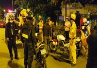 Bắt nhóm quái xế 'đi bão' trên đường Phạm Văn Đồng