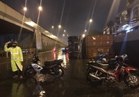 Container lật nhào trong mưa khi ôm cua cầu vượt Linh Xuân