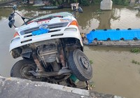 Tiền Giang: Sập cầu, xe tải chở 15 tấn lúa rơi xuống sông