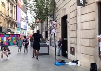 Du khách thử tài xem ai giống Ronaldo
