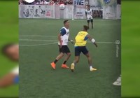 Ngỡ ngàng khi được đá bóng với Neymar