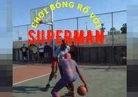 Superman thách thức tất cả mọi đối thủ ném bóng