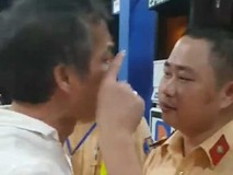 Clip: Tài xế xe biển xanh tát, cự cãi...
