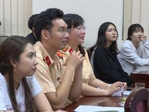 CSGT hướng dẫn luật cho sinh viên nước ngoài