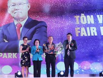 Thầy Park và các học trò đăng quang tại...