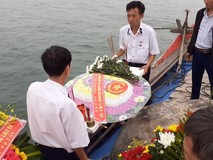 Ra biển thắp hương, thả hoa tưởng nhớ 64...