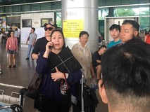 Linh cữu Anh Vũ đi ngang chào sân khấu...
