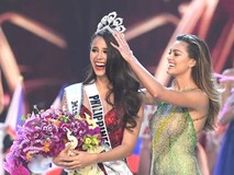Phút đăng quang Hoa hậu Hoàn vũ 2018 của...