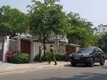 Công an khám nhà cựu Phó Chủ tịch và...