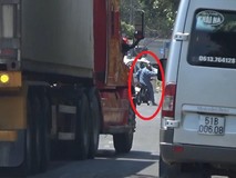 Video: Cận cảnh 'cò' dẫn xe giờ cấm qua...