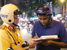 Nhiều người nước ngoài chạy xe ở quận 1...