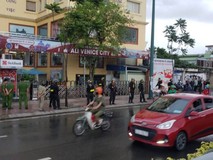 Video: Cảnh sát vây trụ sở công ty địa...